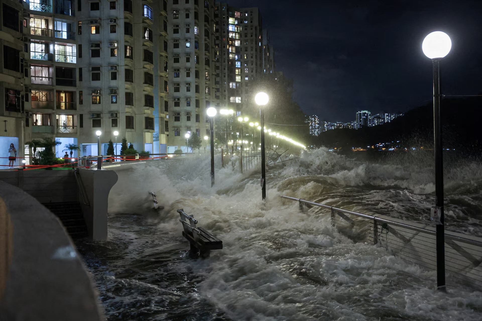 2025 年 9 月 23 日，超强台风拉加萨的海浪冲击着中国香港海岸的椅子